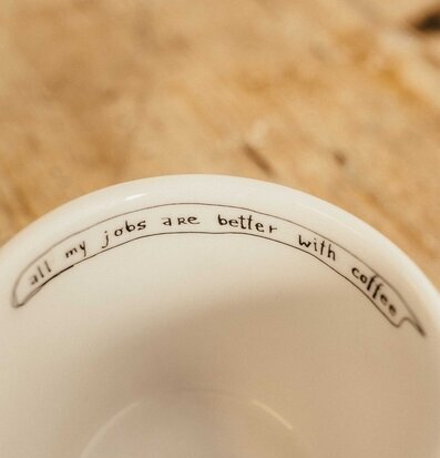 Bild av porslinsmugg med stilren och personlig design