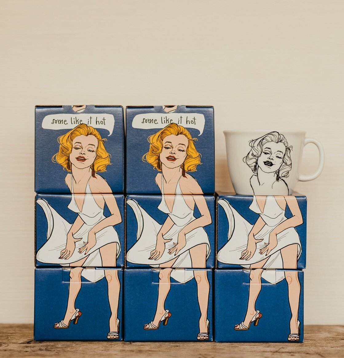 Bild av stilfulla förpackningar och porslinsmugg