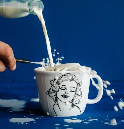 Bild av elegant porslinsmugg med ikonisk design