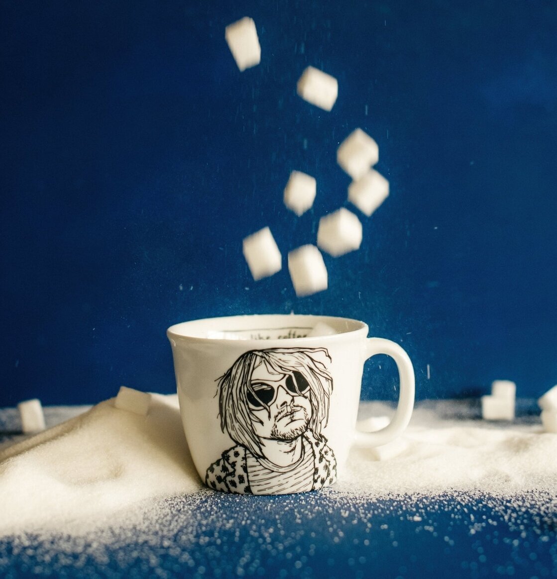 Bild av en konstnärlig porslinsmugg med sockerfall