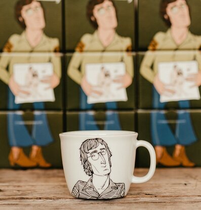 Bild av porslinsmugg med humoristisk illustration