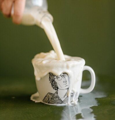 Bild av porslinsmugg med stilren design och mjölkflöde