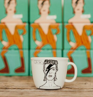 Bild av konstnärlig mugg med retro-moderna detaljer