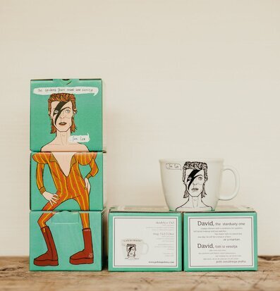 Bild av unik porslinsmugg med konstnärlig design