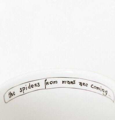 Bild av unik mugg med sci-fi-tema och mystisk text