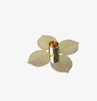 Bild av elegant ljusstake med naturinspirerat motiv