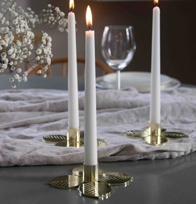 Bild av elegant ljusstake med tända vita ljus