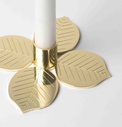 Bild av elegant ljusstake med gyllene detaljer