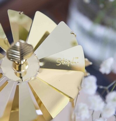 Bild av elegant detalj i gyllene metall med blommor