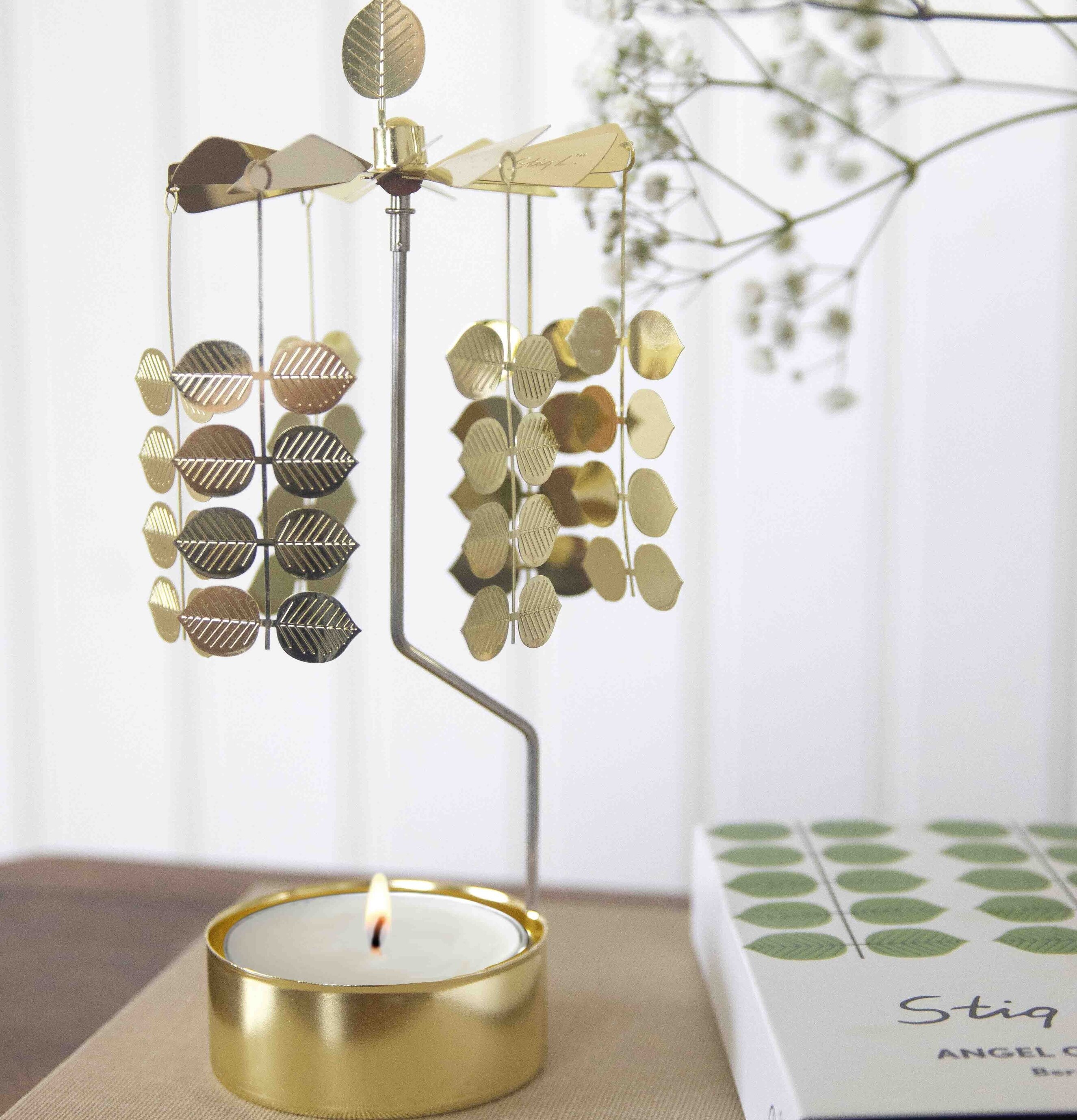 Bild av elegant änglaspel med löv och ljusreflektioner