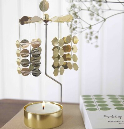 Bild av elegant änglaspel med löv och ljusreflektioner