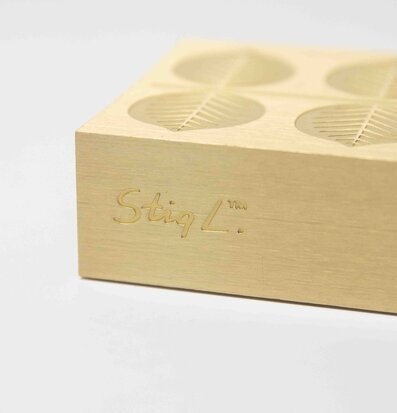 Foto av stilrent tändsticksfodral med lövmönster