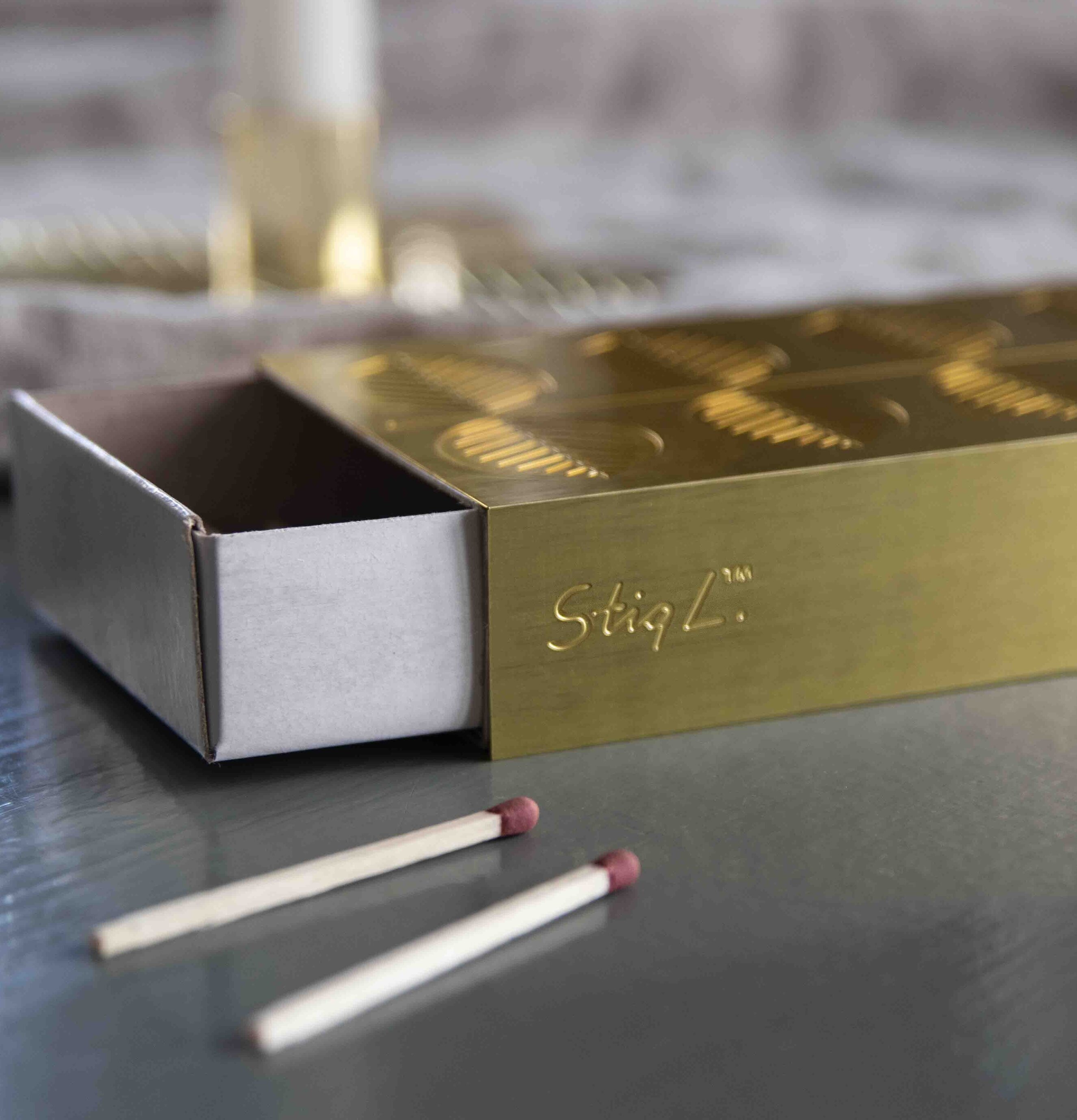 Tändsticksfodral Berså Stig L från Pluto Produkter i guld