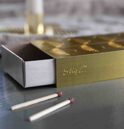 Bild av elegant tändsticksfodral i gyllene ton
