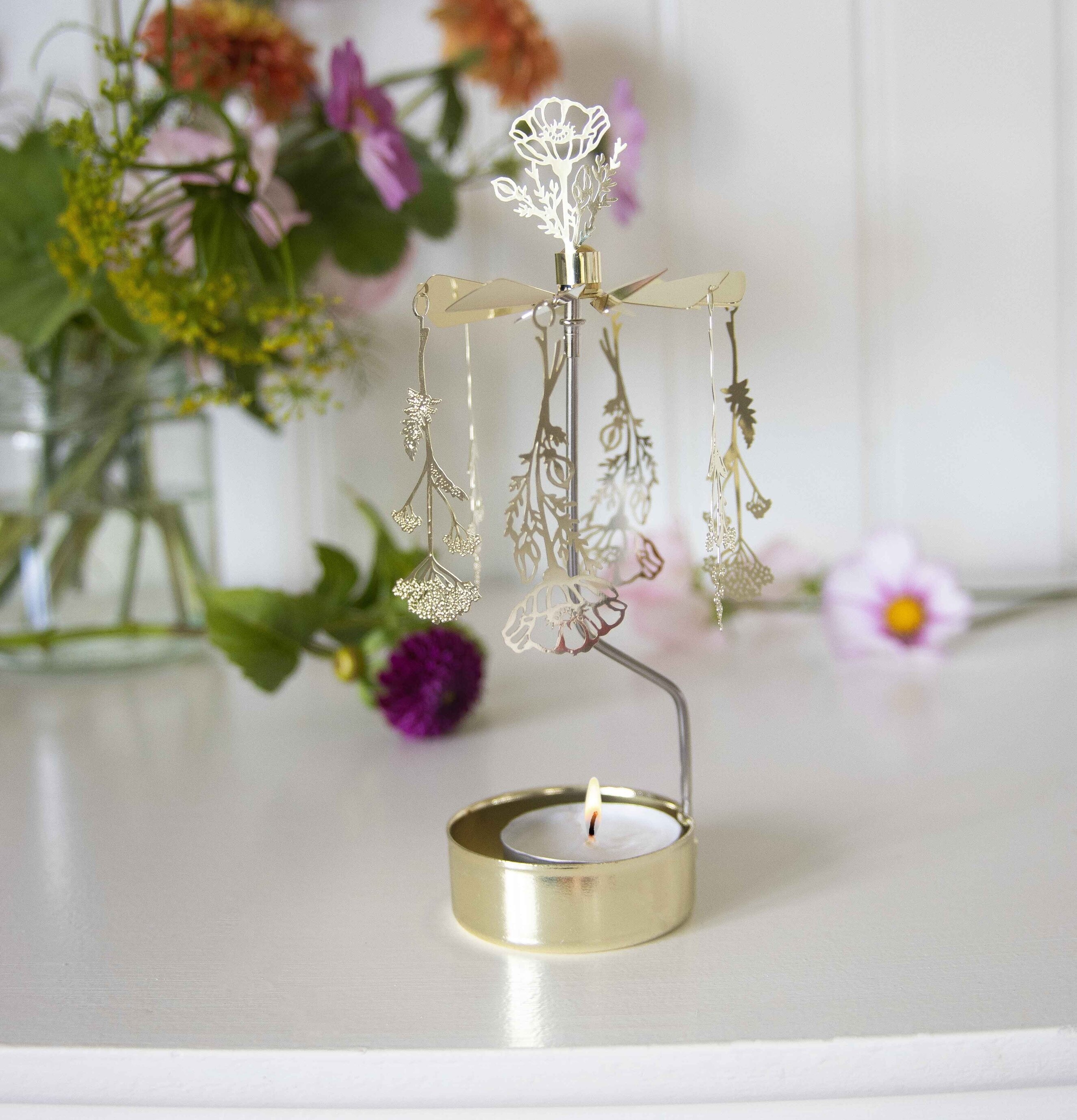 Änglaspel Flora från Pluto Produkter med blommotiv och ljus