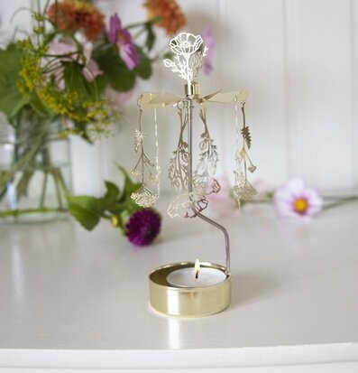 Bild: Harmonisk scen med änglaspel och blommor