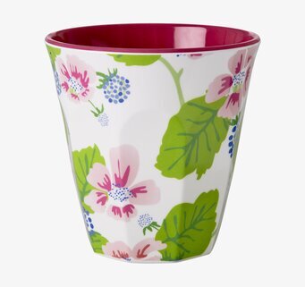 Bild av färgglad mugg med blommor och bärmönster