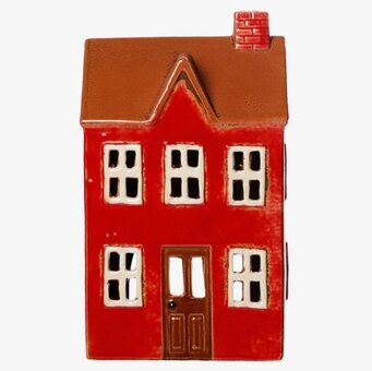 Bild av röd ljuslykta i form av ett nordiskt hus