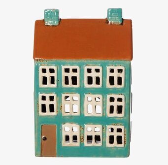 Bild av charmig ljuslykta formad som ett hus