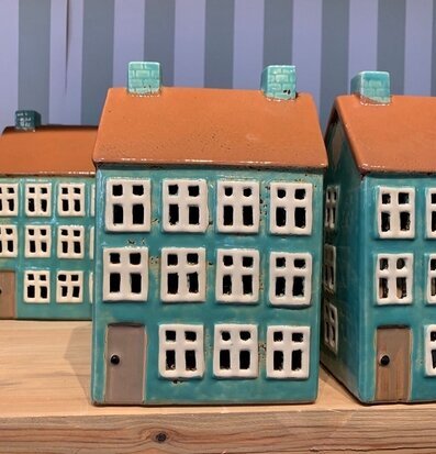 Bild av charmiga turkos/gröna ljuslyktor som hus