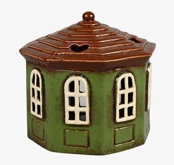 Foto av grön ljuslykta med rustika vita fönster