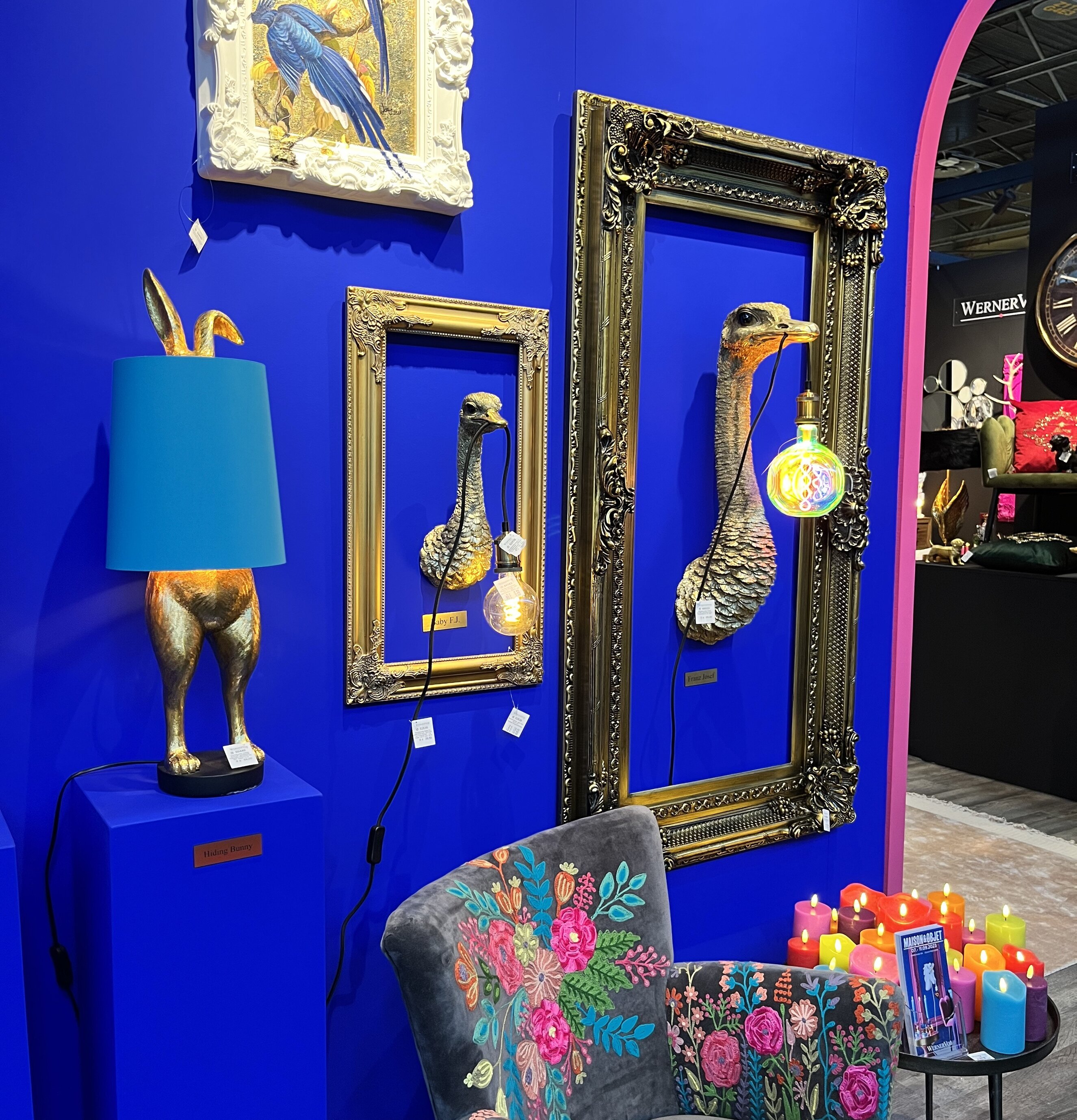 Ram Barock Guld från Werner Voss på blå vägg med fåtölj