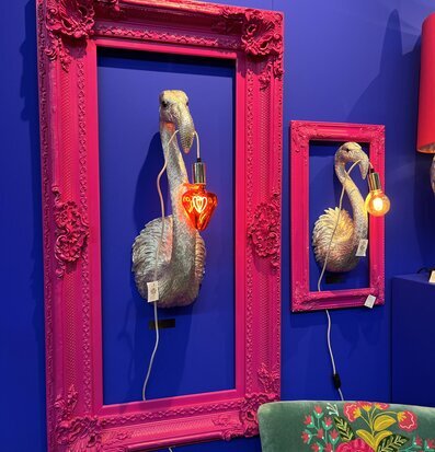 Bild av konstnärligt arrangemang med modern belysning