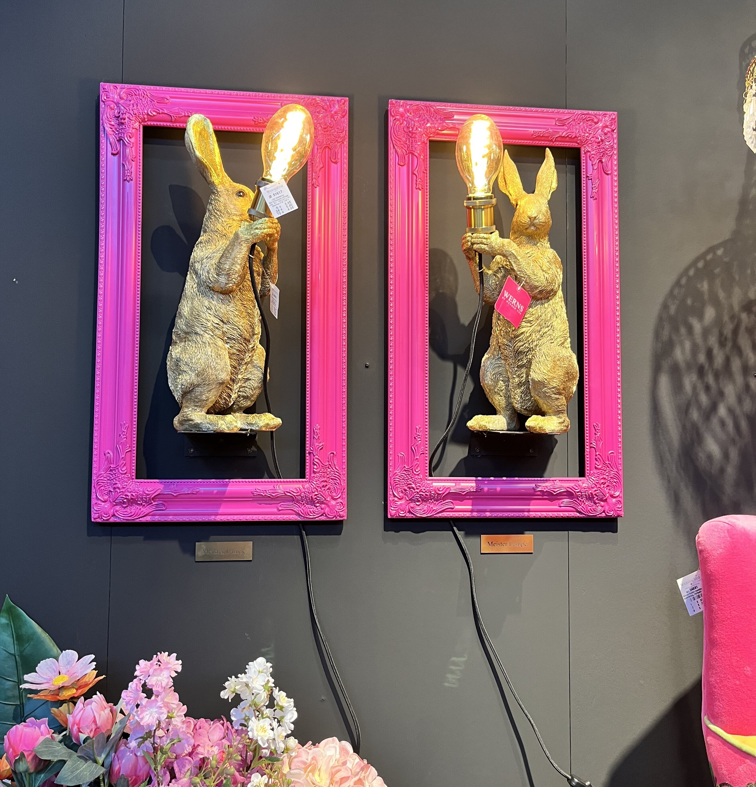 Ram Barock Magenta från Werner Voss med gyllene harar