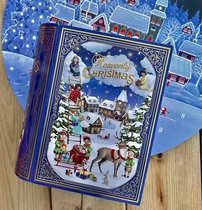 Bild av dekorativ julburk med livfullt vintermotiv