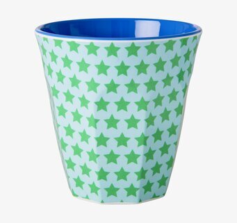 Bild av mugg med stjärnmönster och djärva färgkontraster