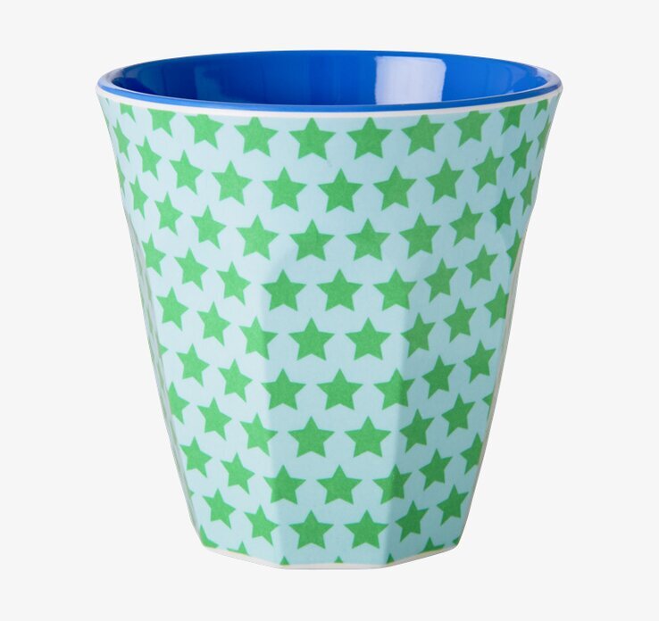 Mugg Stjärna från Rice med ljusblå bakgrund och gröna stjärnor