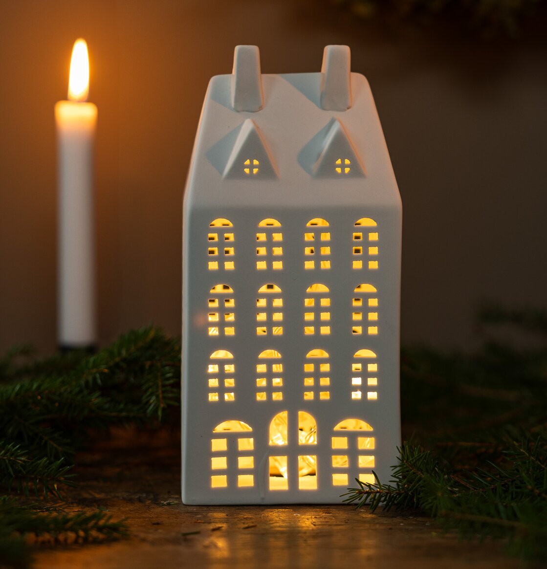 Ljusstake Storstaden Nr 3 från Storefactory på träyta