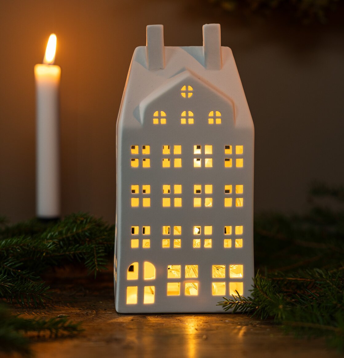 Bild av stilren ljusstake med arkitektonisk design