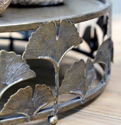 Bild av elegant fat med blomsterkant och antik finish