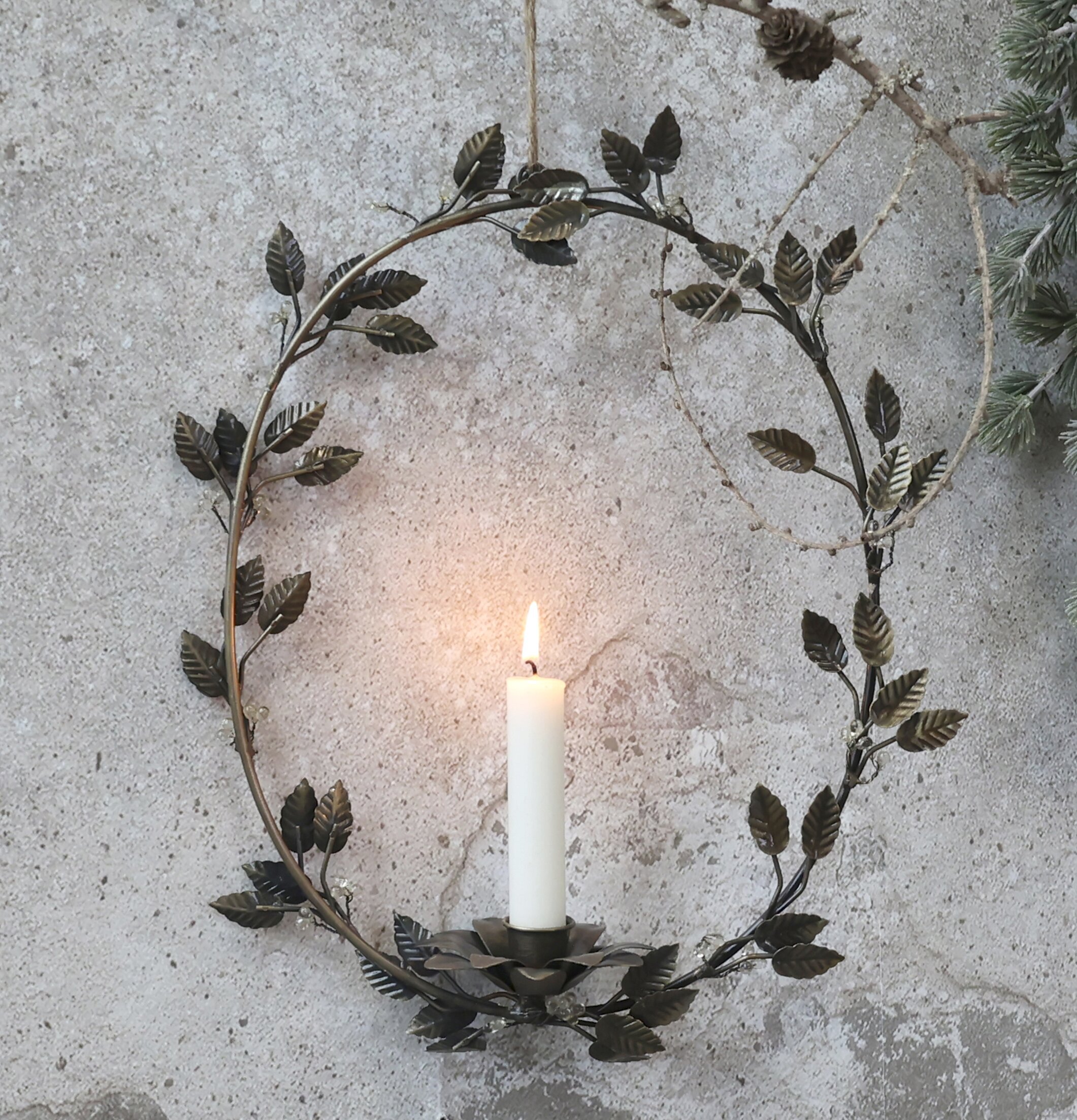 Foto av dekorativ ljuskrans med naturlig design