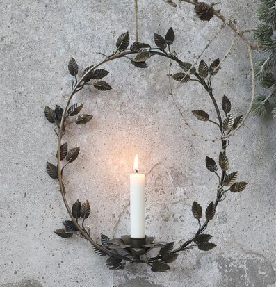 Foto av dekorativ ljuskrans med naturlig design