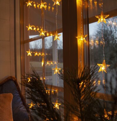 Bild av stämningsfull interiör med ljusgardin