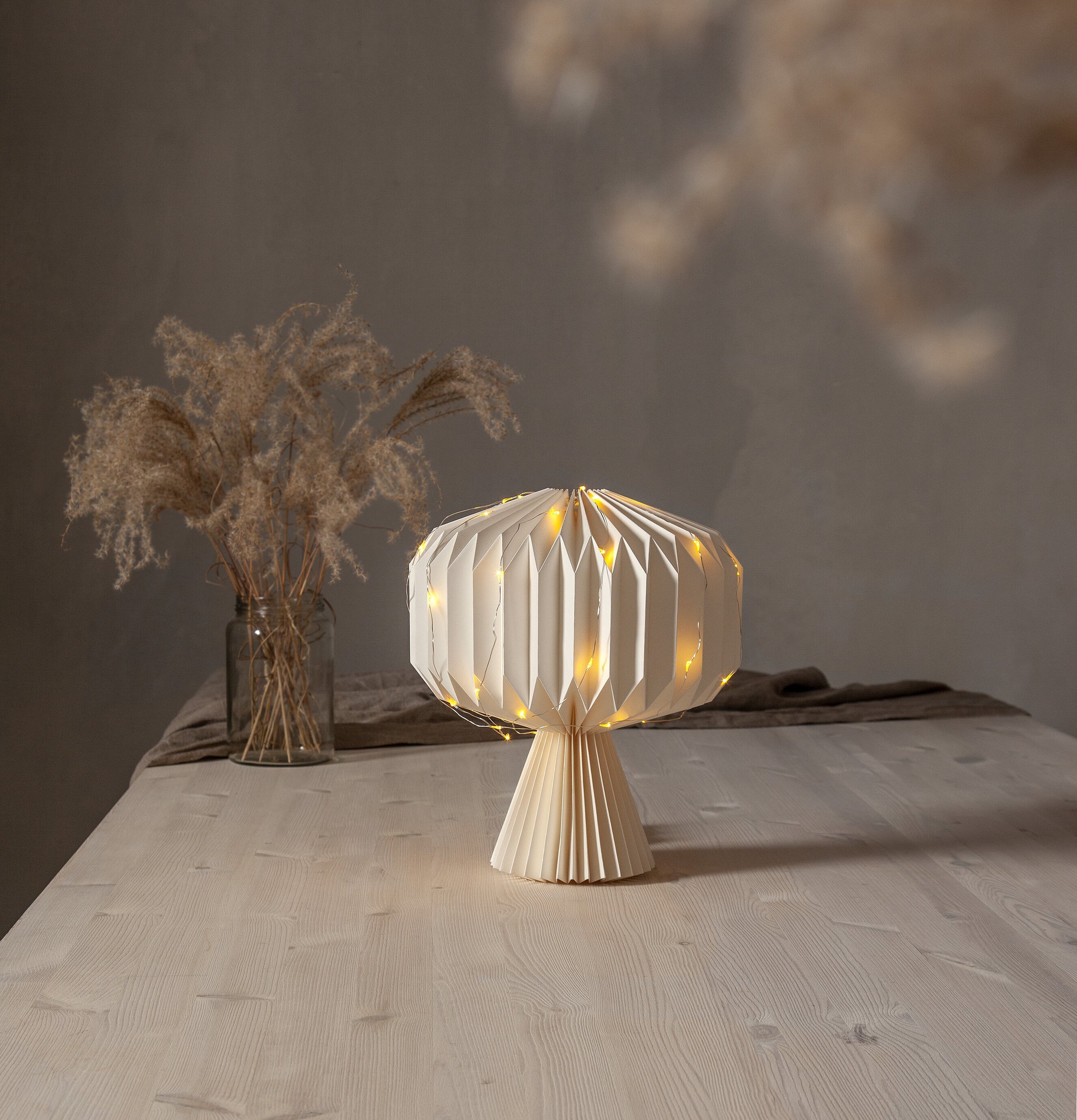 Trådslinga Dew Drop 40 från Star Trading på träbord