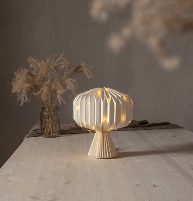 Bild av elegant ljusinstallation i harmonisk interiör