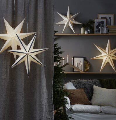 Bild av harmonisk inredning med stjärnor och ljus