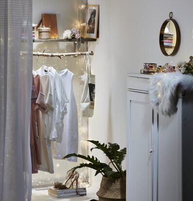 Bild av stilren inredning med harmonisk belysning