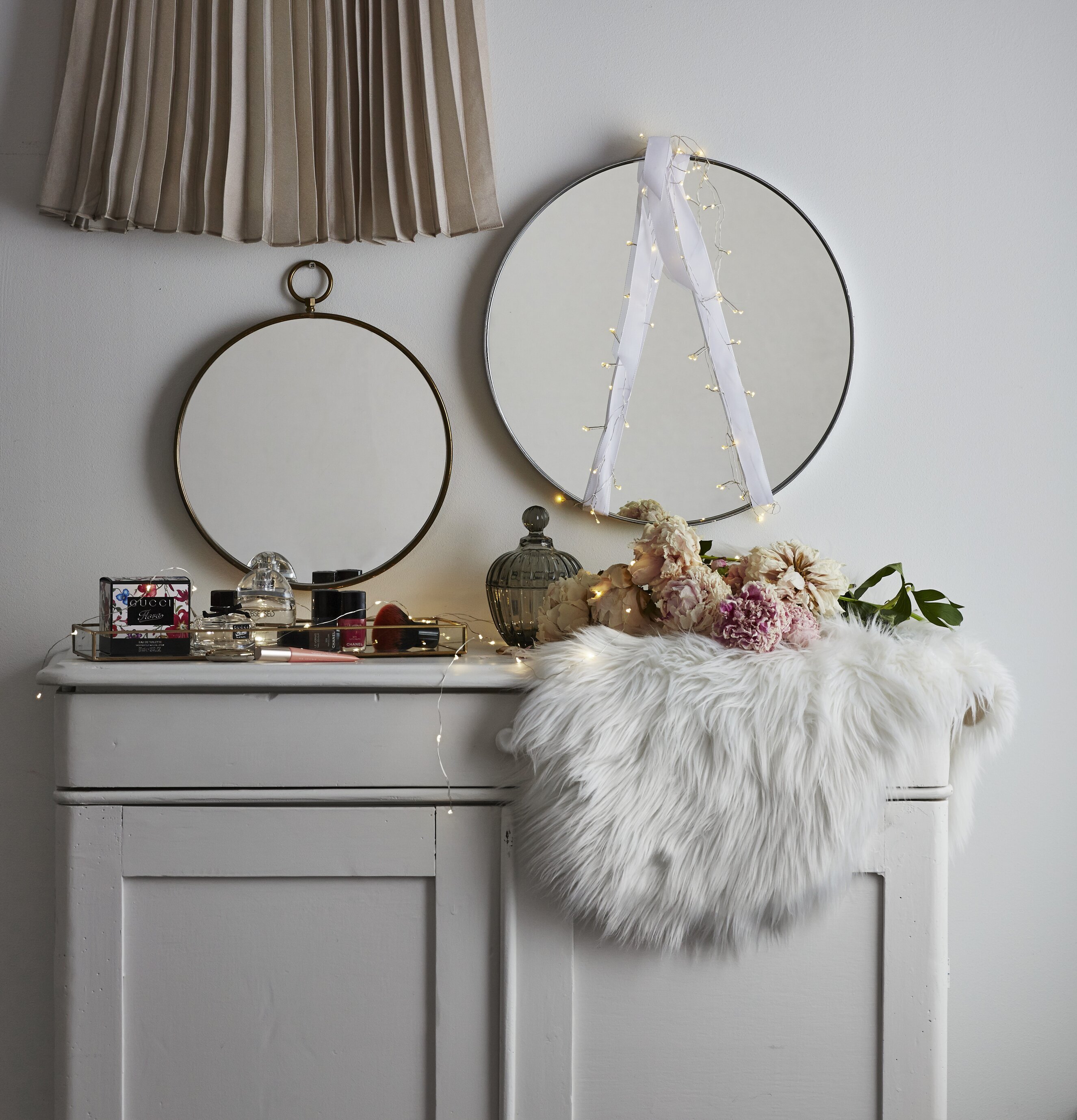 Trådslinga Dew Drop 46 från Star Trading över vit byrå