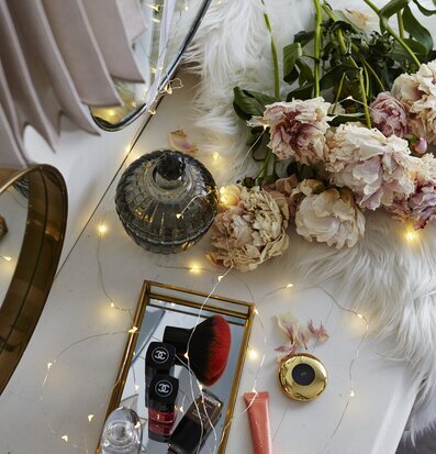 Bild av elegant scen med ljus och skönhetsprodukter