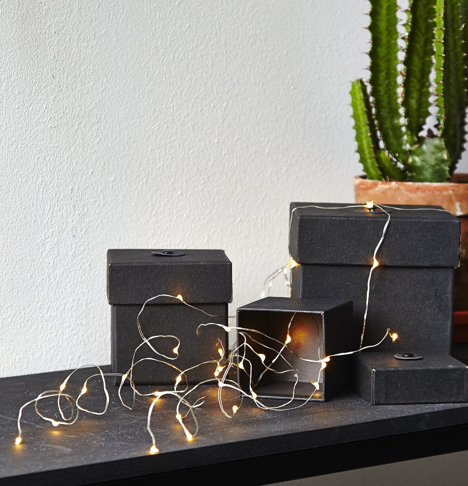 Trådslinga Dew Drop 46 från Star Trading på mörkt bord