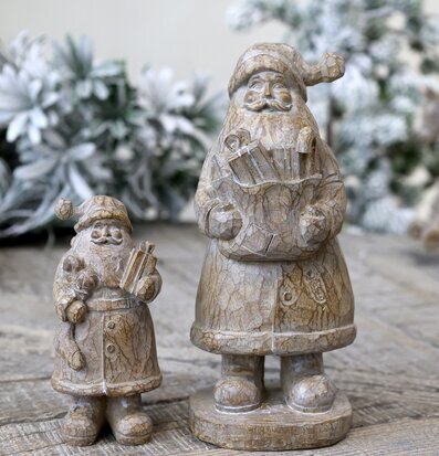 Foto av två jultomtar i rustik och nostalgisk miljö