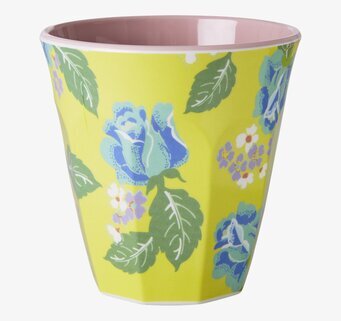 Bild av färgglad mugg med blommönster och rosa insida