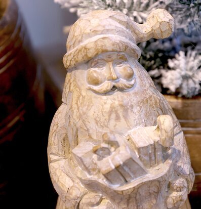 Bild av rustik jultomte i vinterscen med presenter