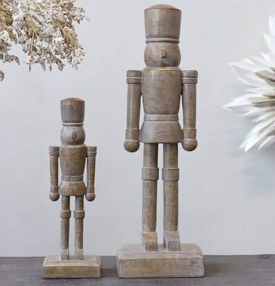 Foto av dekorativa nötknäppare i trä på mörk yta