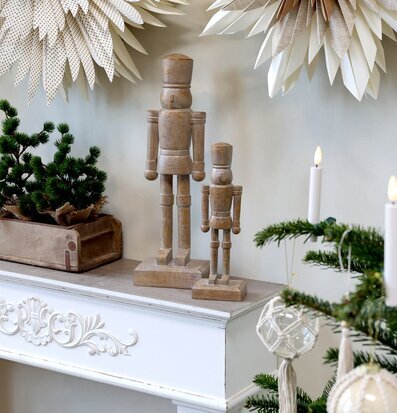 Bild av juldekorationer med nötknäppare och gran