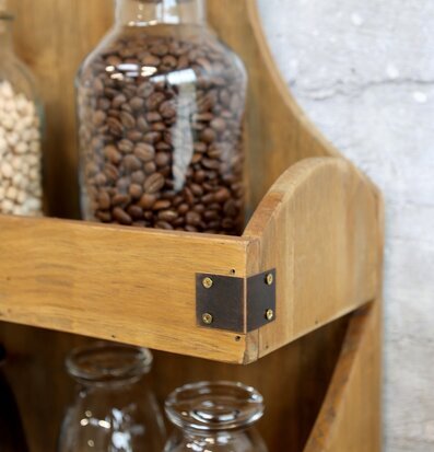 Bild: Rustik trä- och metallhylla med glasdetaljer